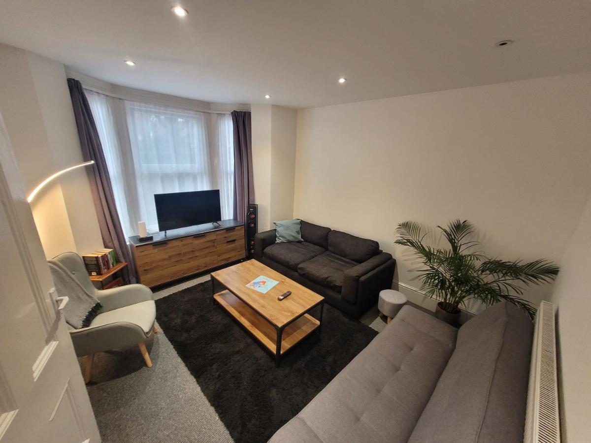 Casa de Férias Spacious 2 Bedroom House In With Garden Londres
